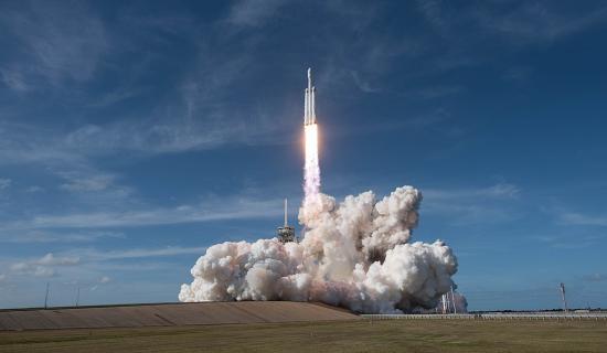 1024px-first_launch_of_spacex_falcon_heavy.jpeg